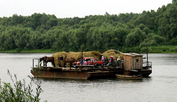  La DESNA, cette rivière qui prend sa source dans la région de SMOLENSK en Russie, serpente dans les plaines du
 nord de l’Ukraine avant de se jeter dans le Dniepr près de Kiev. 