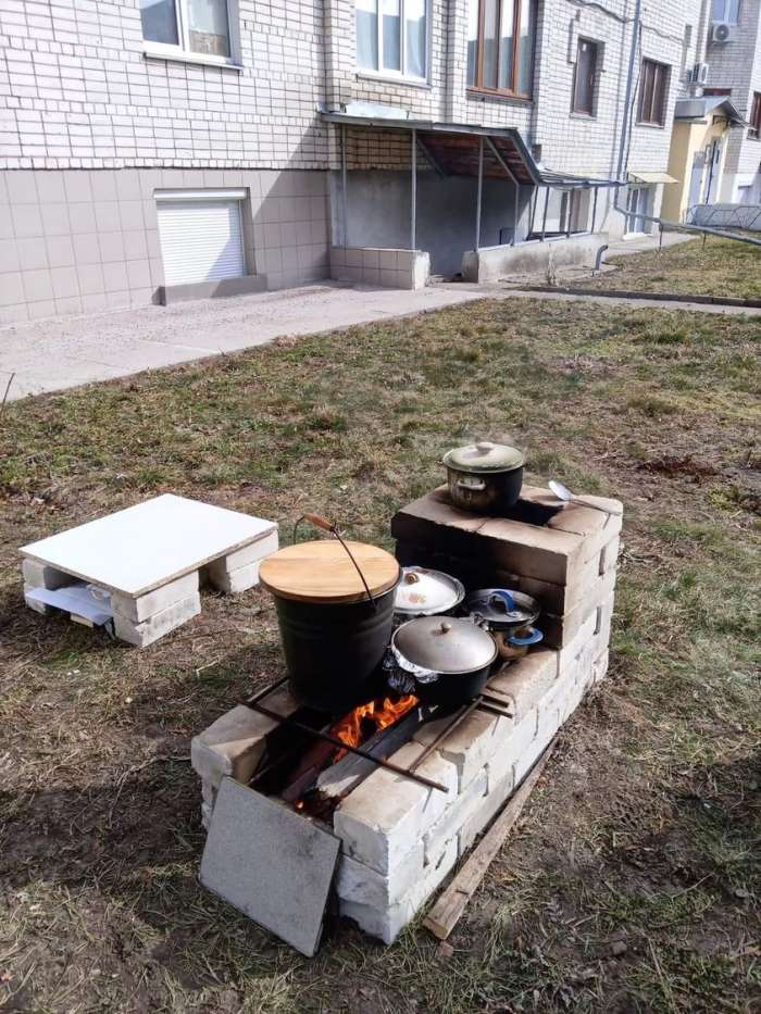 Mars 2022 : Comment cuisiner sans gaz et sans électricité à Chernihiv - photo : Natacha Bitchek