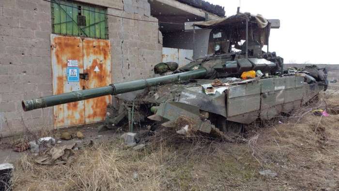 Destruction d'un char Russe à Marioupol : auteur Ministère des affaire intérieures de l'Ukraine - source wikipedia : licence créativ commons