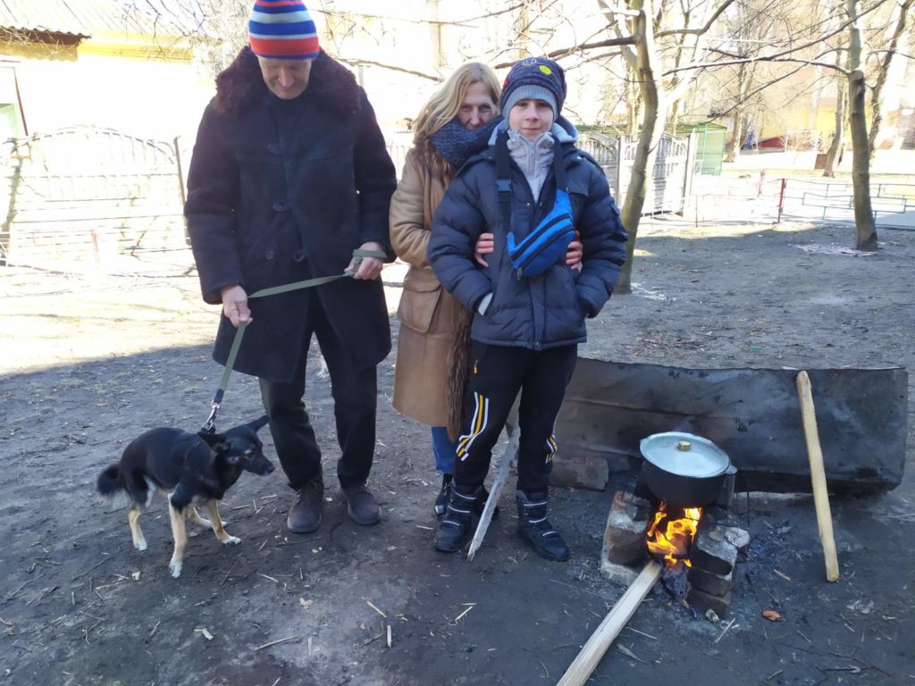 Avril 2022 : Chernihiv - préparation du repas au pieds des immeubles - photo Natacha Bitchek