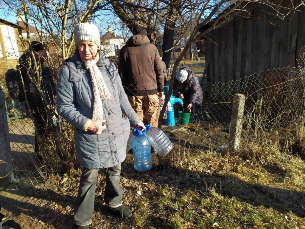 Avril 2022 : recherche d'eau par les habitants de Chernihiv - photo Natacha Bitchek