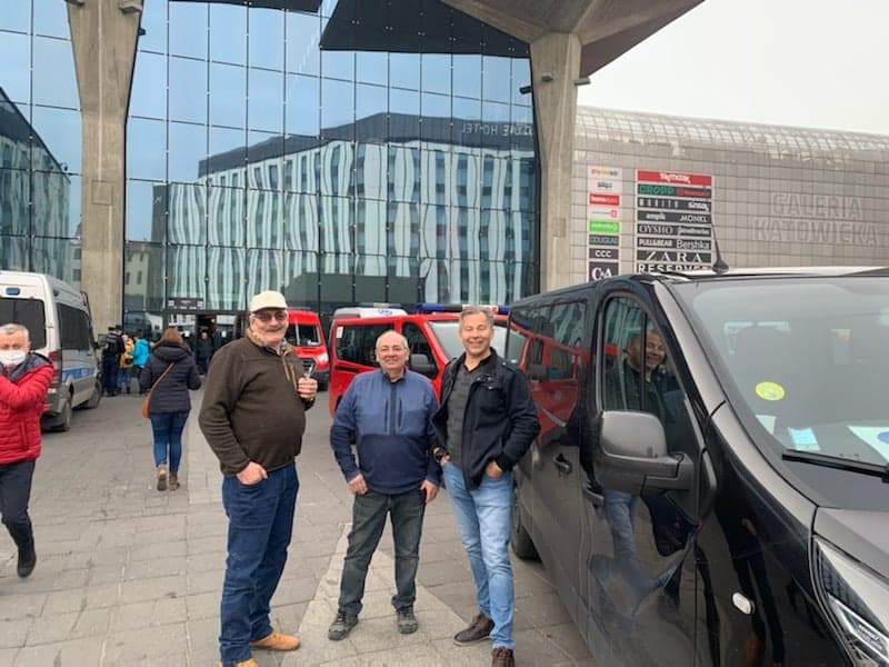 Gare de Katowice, après 16 heures de routes, les bénévoles attendent les passagers
