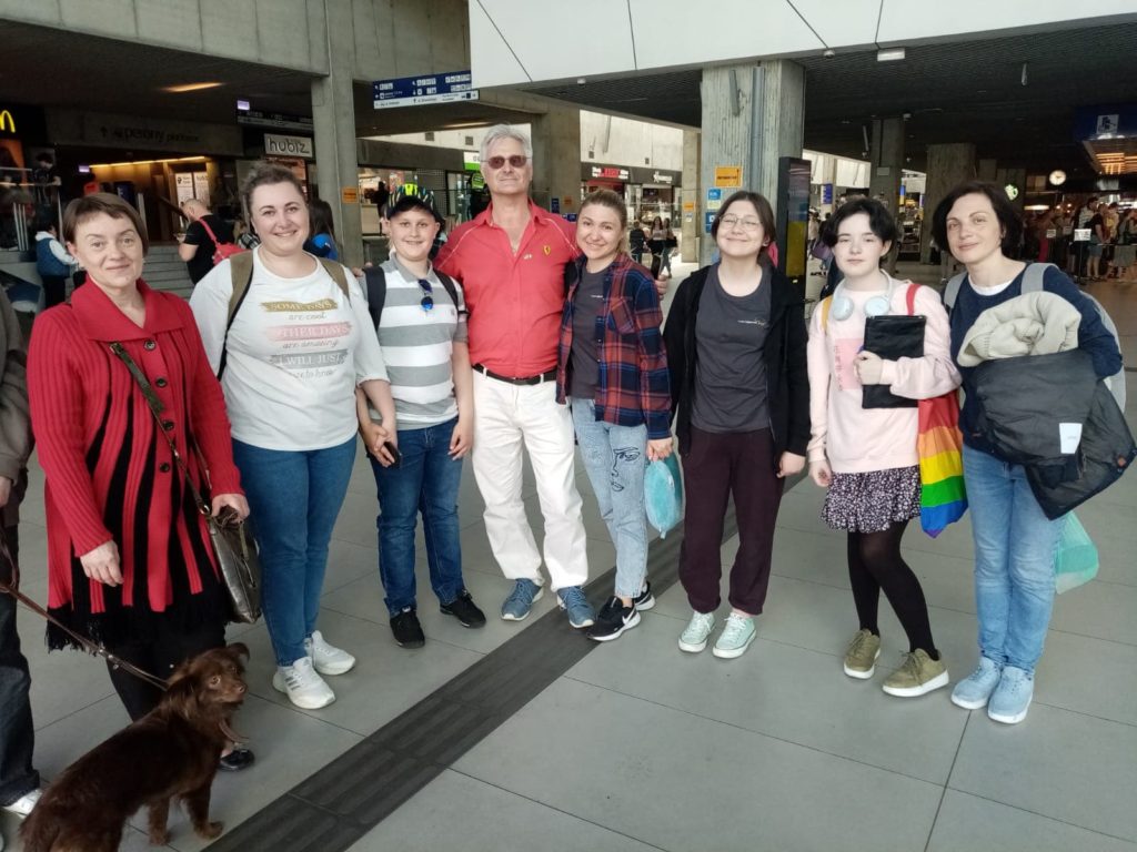 Familles et bénévoles se retrouvent en gare de Katowice