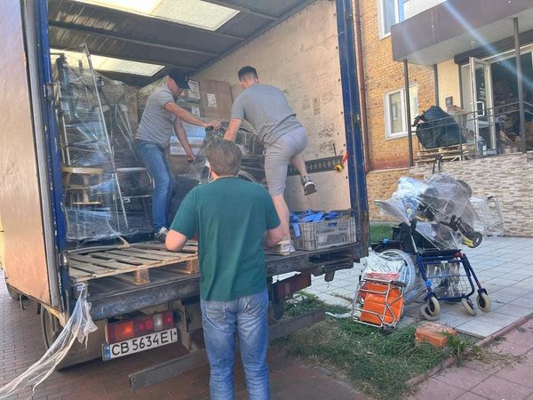 Livraison de matériel humanitaire Français par la poste Ukrainienne - photo Sasha Yasenchuk