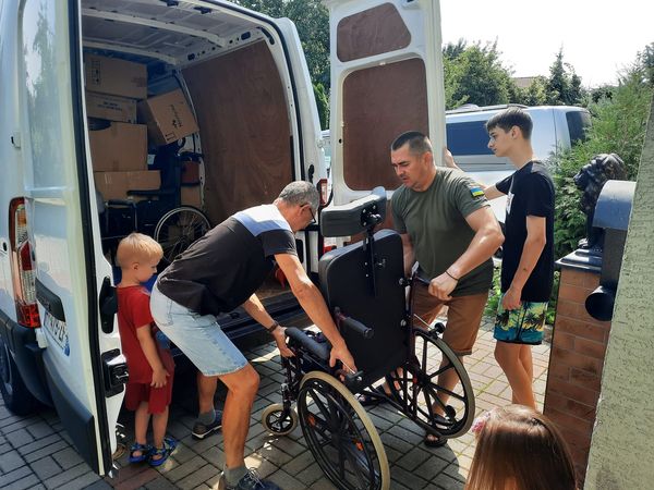 Déchargement de matériel médical à la frontière Ukrainienne