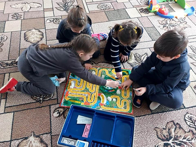 Février 2025 Arrive de jouets Ecole maternelle de Zamglaj - photo Iryna Solomakha